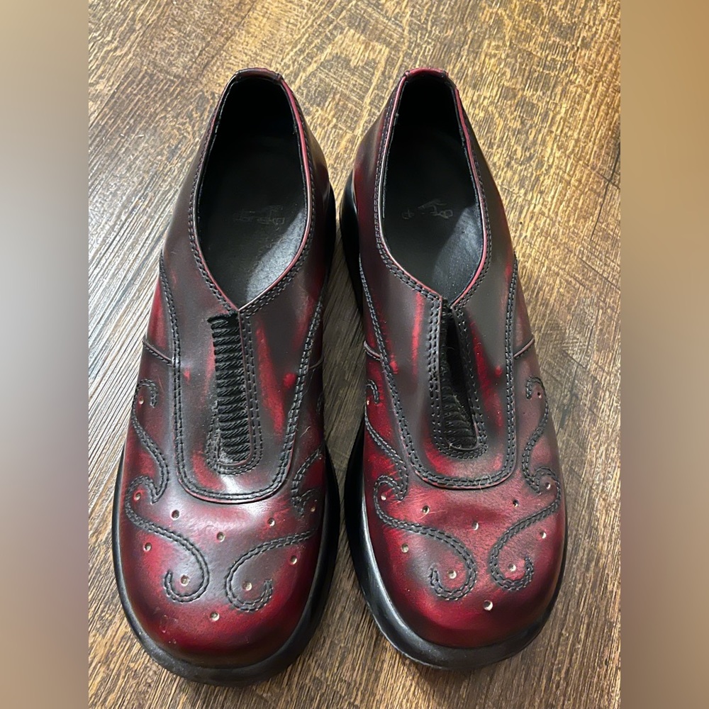 Dark red women’s Dansko shoes sz 39. These are in great condition & very comfy!